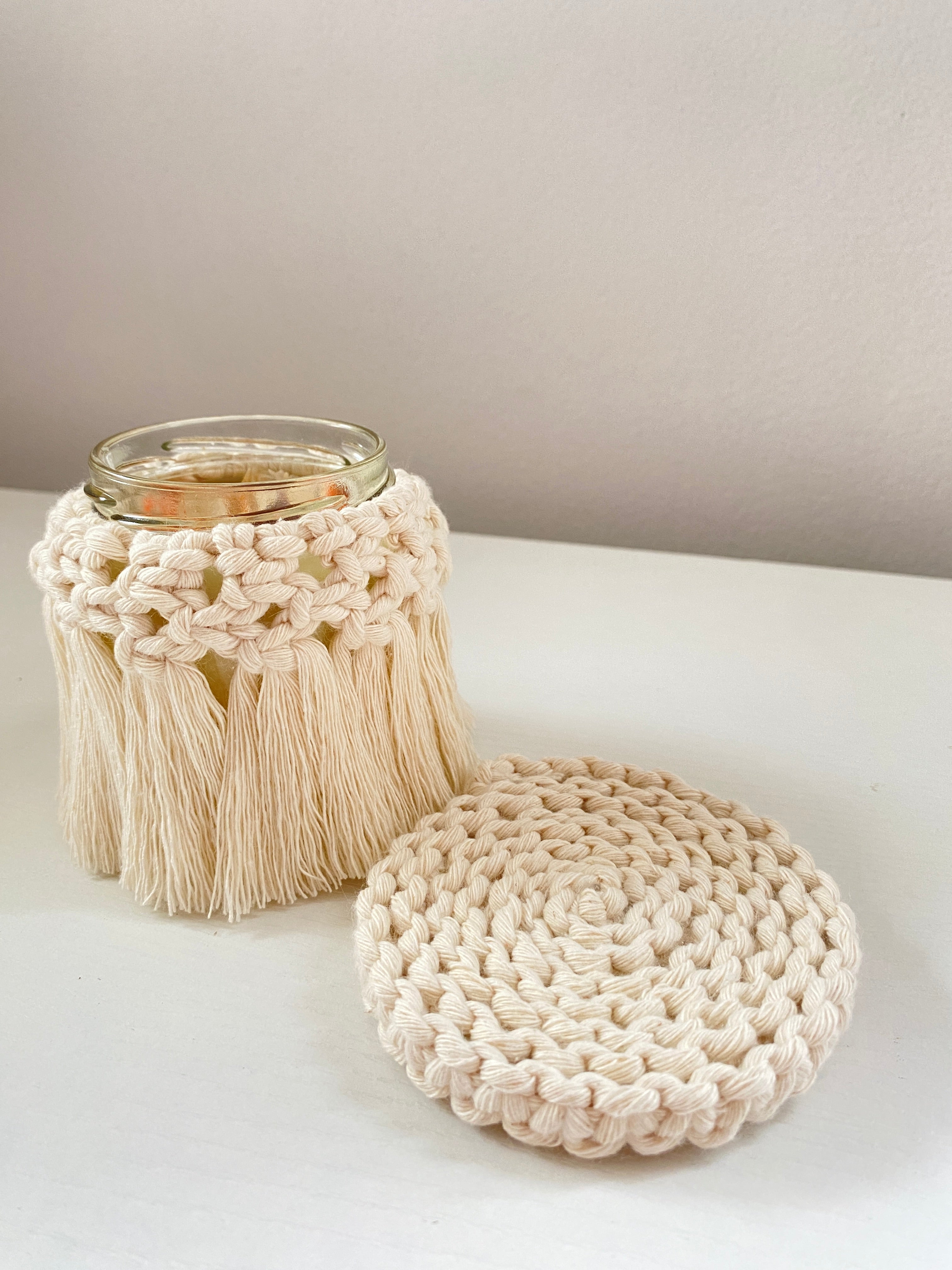 Velas de soja aromatizadas con macramé
