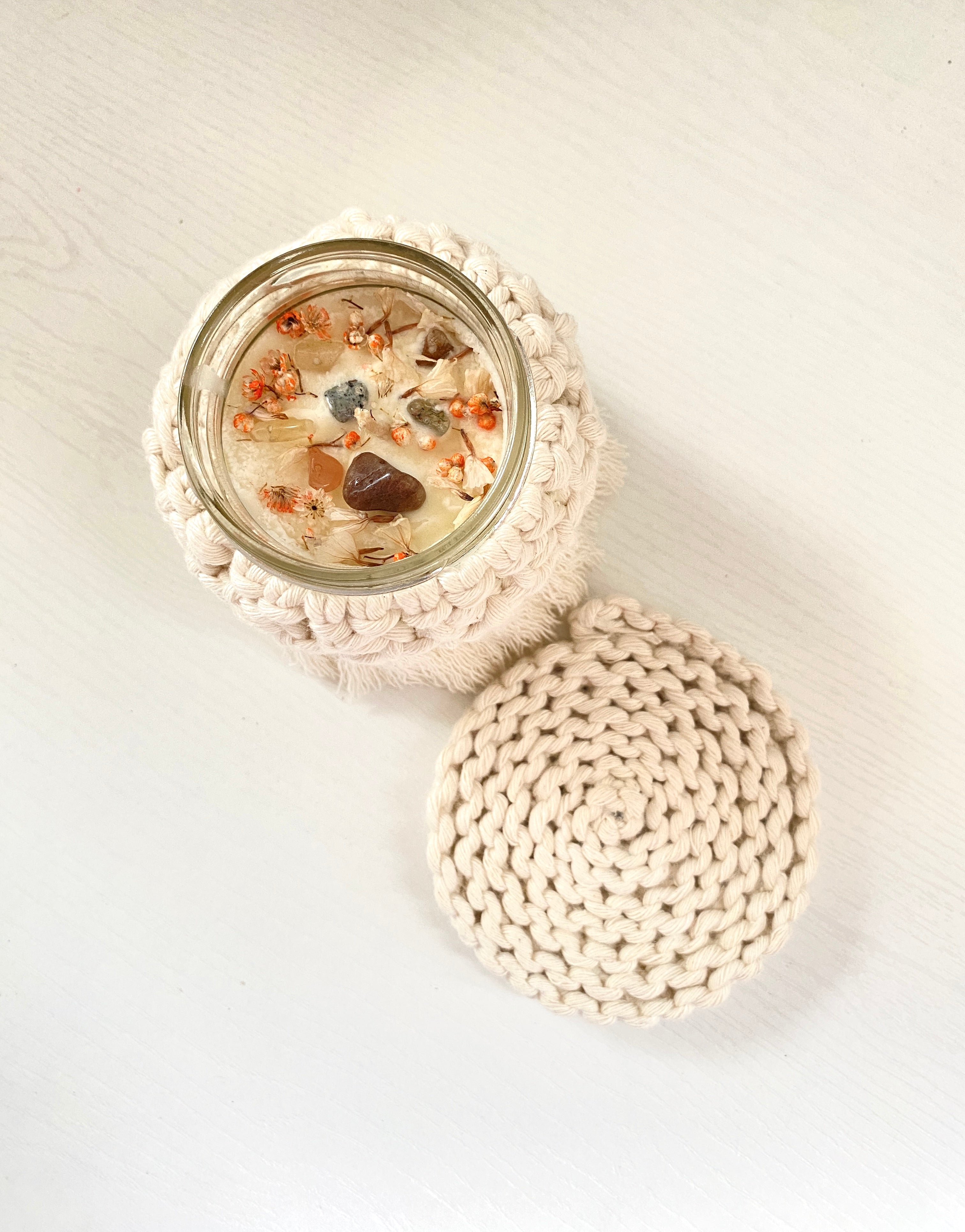 Velas de soja aromatizadas con macramé